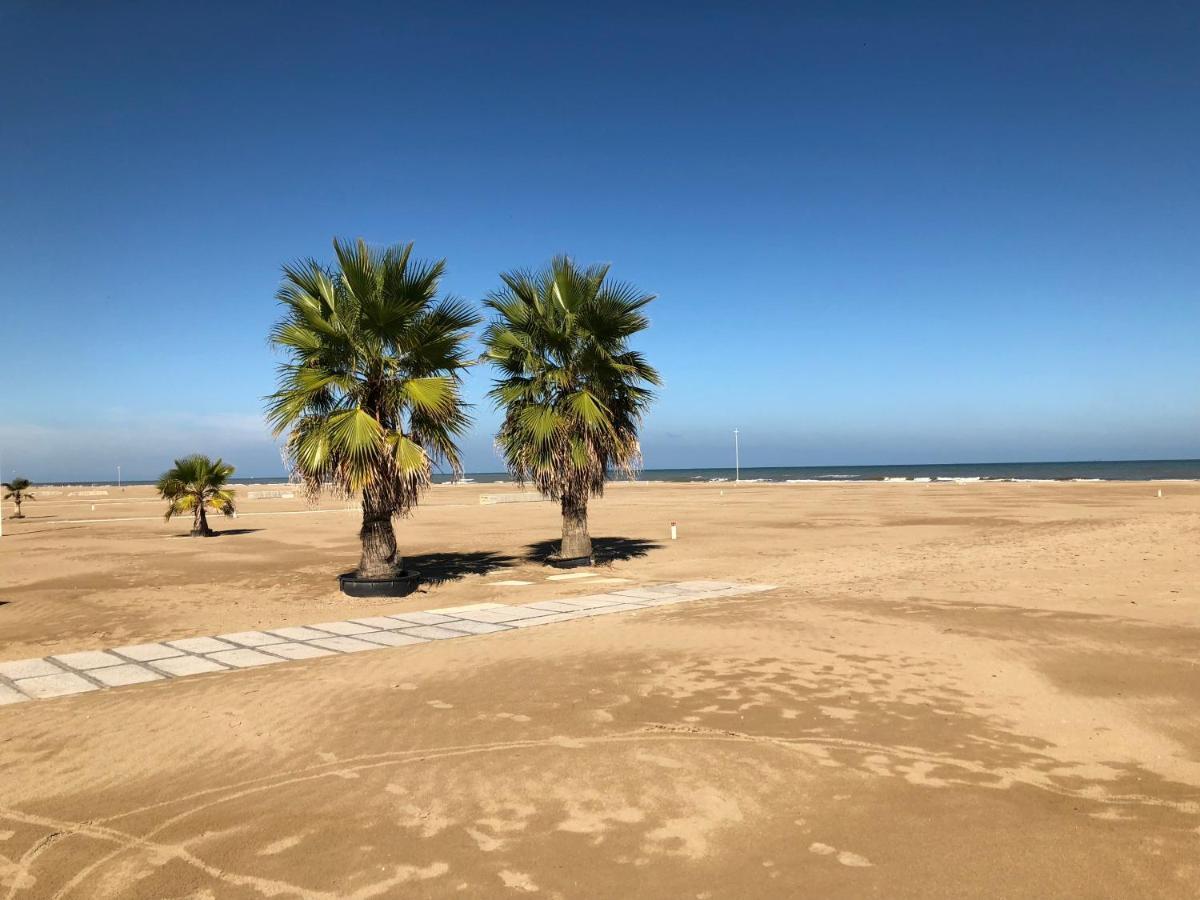 On The Adriatic Beach Tra Venezia Ferrara E Ravenna Sulla Spiaggia Della Riviera Adriatica Llido Degli Estensi Zewnętrze zdjęcie